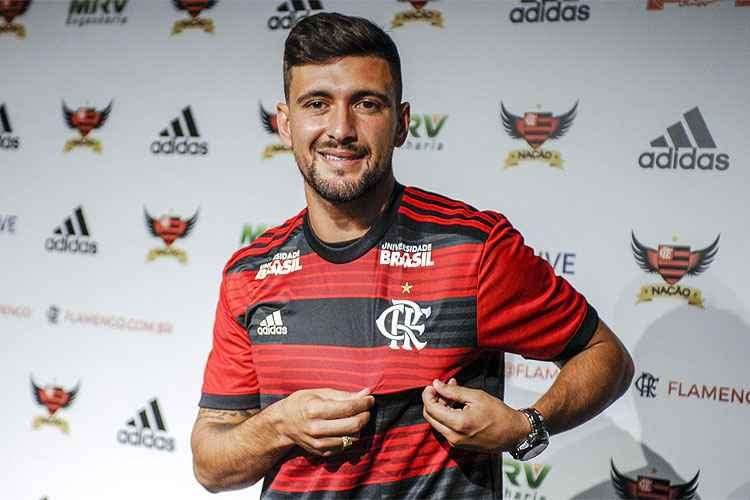 Flamengo oficializa renovação com Arrascaeta até 2026
