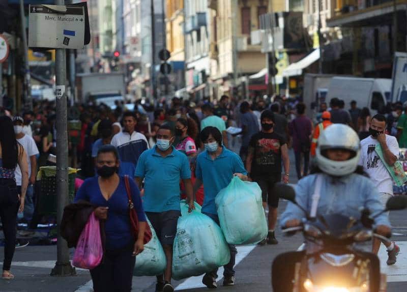 É 'perigoso' pensar que pandemia está perto do fim, afirma OMS
