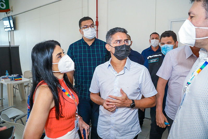 Secretários que testaram positivo para covid posam ao lado de David em Centro de Testagem