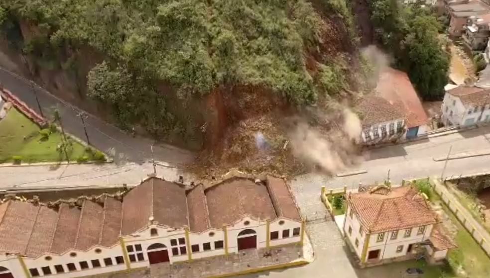 Vídeo registra momento em que morro desliza e atinge casarões em MG