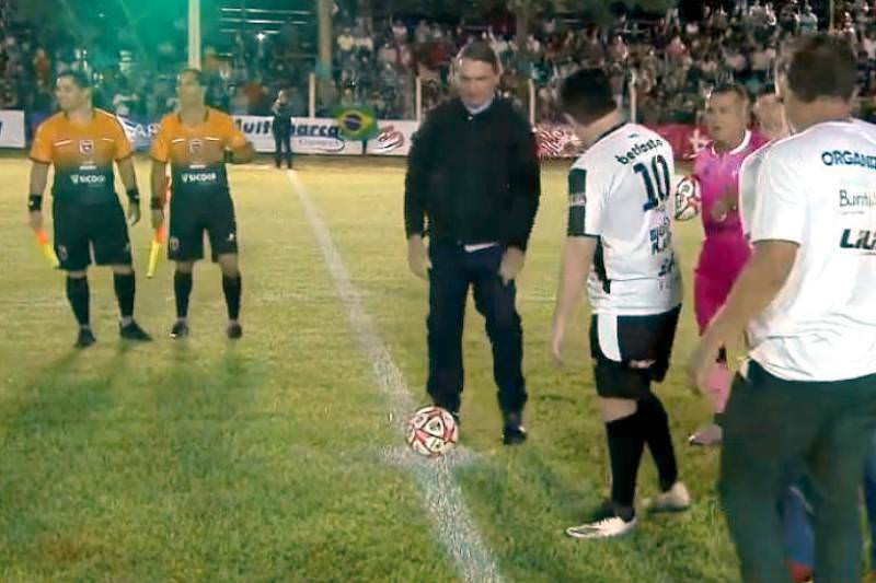 Após deixar hospital, Bolsonaro vai a jogo de futebol com sertanejos