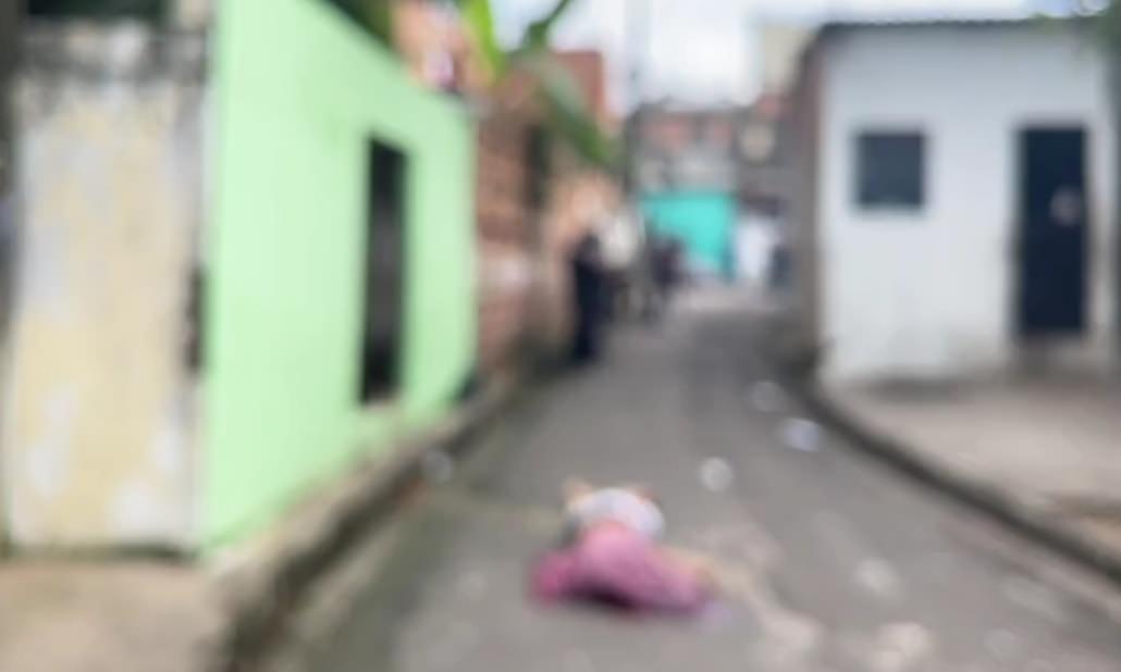 Homem é morto a tiros em beco na Compensa