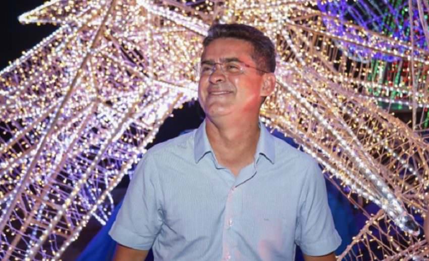 David Almeida ignora escândalo 'fura-fila' ao relembrar início da vacinação