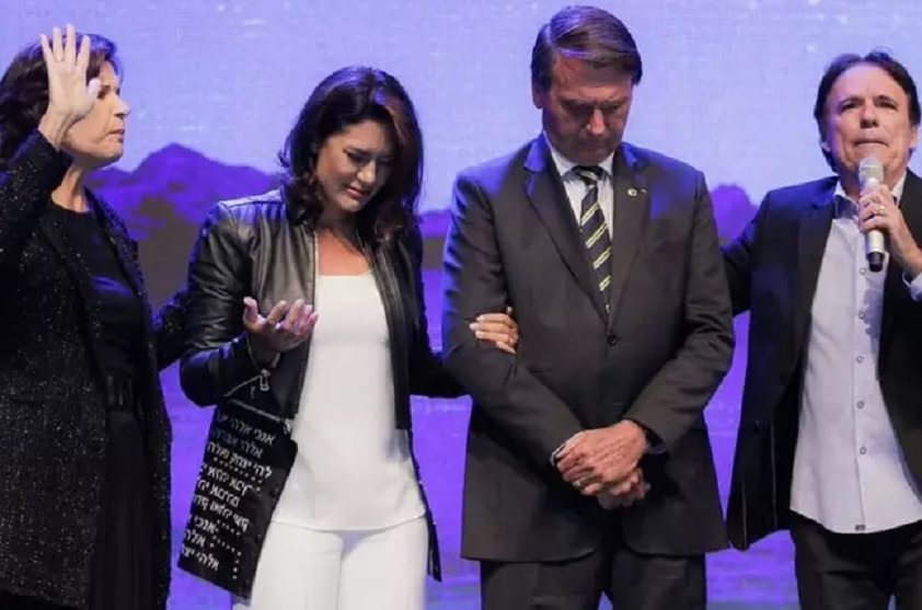 Bolsonaro vai a culto com Michelle buscando apoio de público evangélico