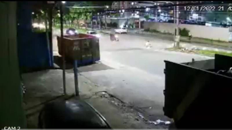 Vídeo: ladrões roubam carro e deixam motorista cadeirante no meio da rua