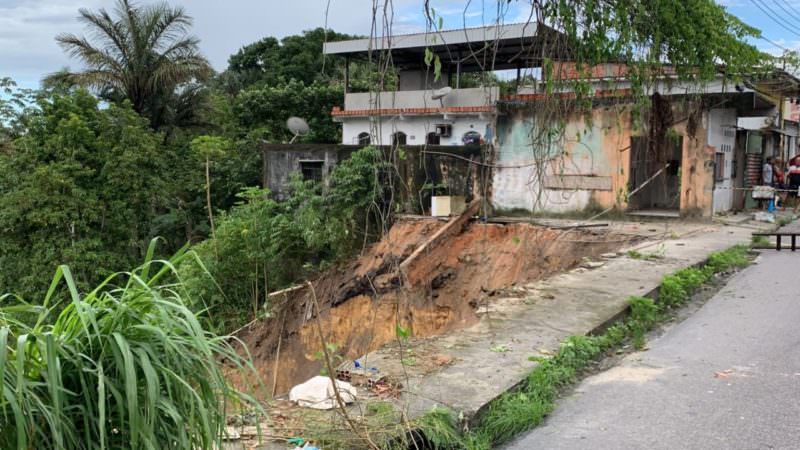 Em Manaus, duas casas desabam após deslizamento de terra provocado por forte chuva