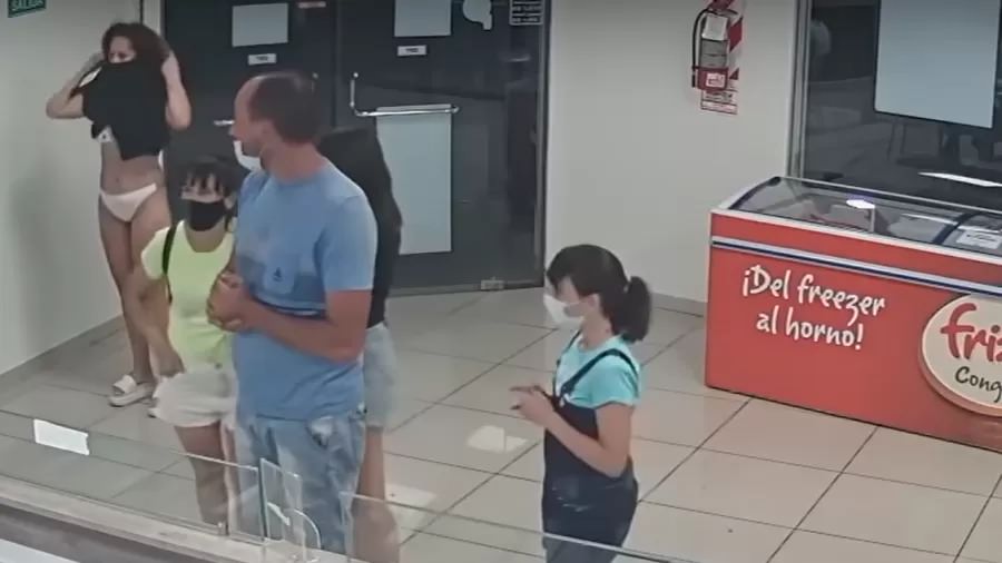Vídeo: mulher tira vestido e usa como máscara para entrar em sorveteria