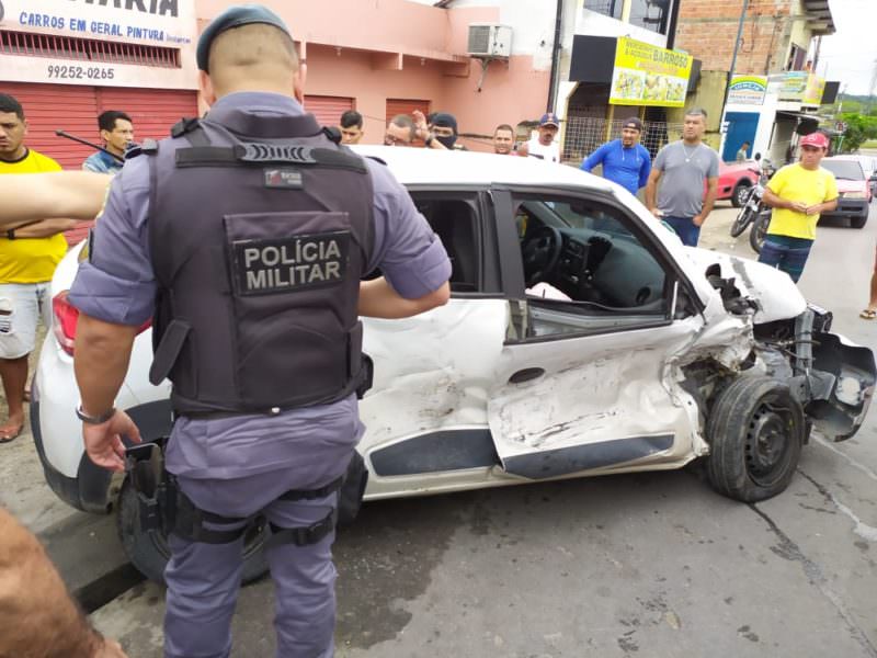 Vídeo: passageiro de APP fica preso nas ferragens após ser atingido por carro de criminosos em Manaus