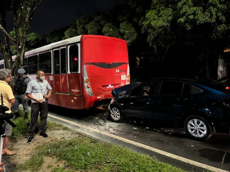 Choque entre ônibus da linha 650 e dois carros deixa feridos em Manaus