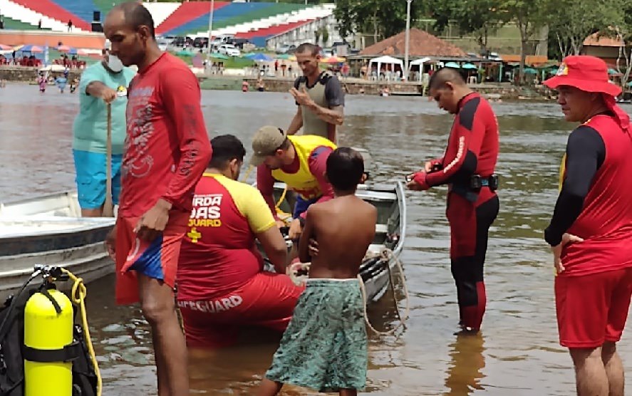 Vídeo: adolescente cai de boia e se afoga em Rio Preto da Eva