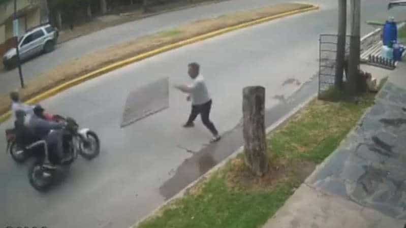 Vídeo: comerciante arremessa barra de ferro para impedir fuga de assaltantes