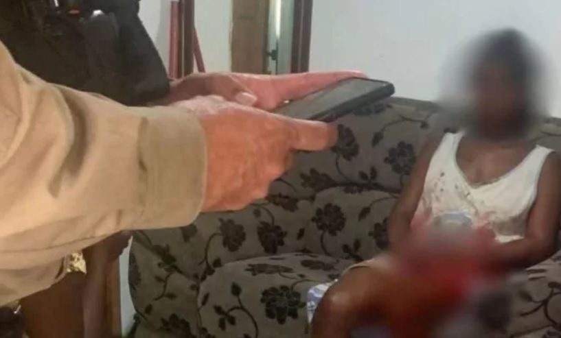 Mulher tem mãos marteladas após enforcar filho de 4 meses