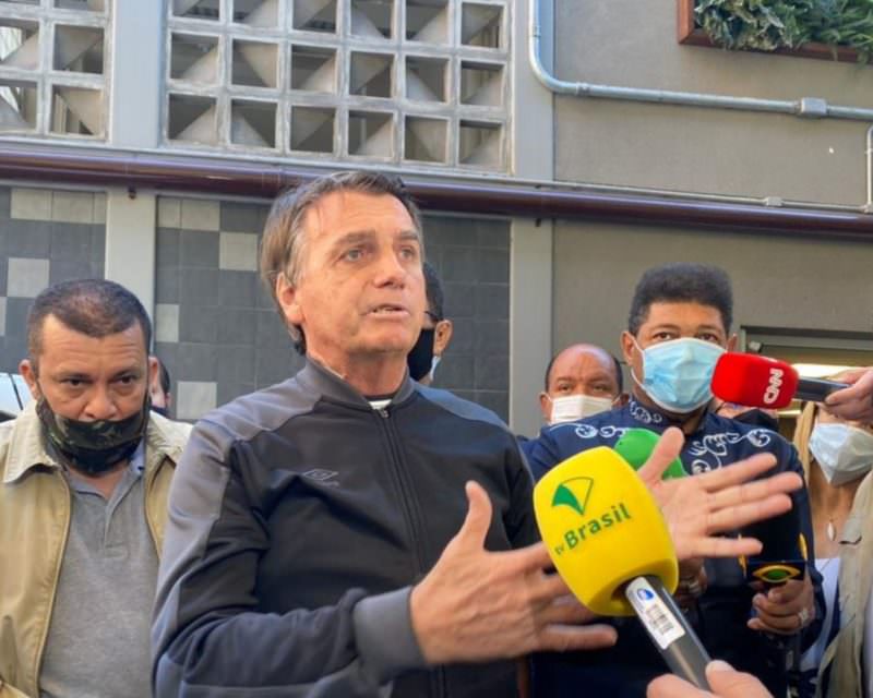 ‘É maldoso quem fala que eu estava de férias’, diz Bolsonaro na saída do hospital