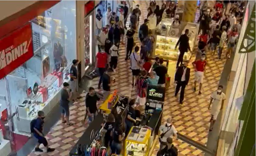 Vídeo: confusão entre adolescentes assusta clientes de shopping em Manaus