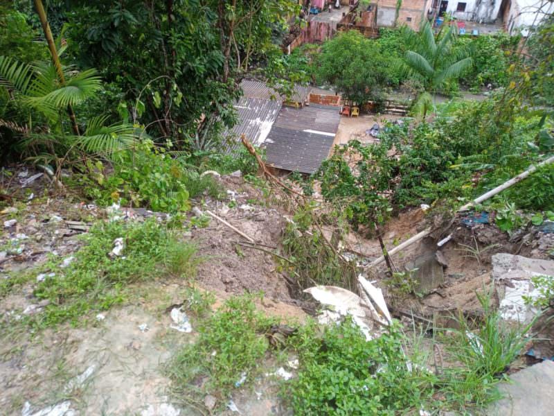 Casas são soterradas após deslizamento de barranco: 'nada foi feito'