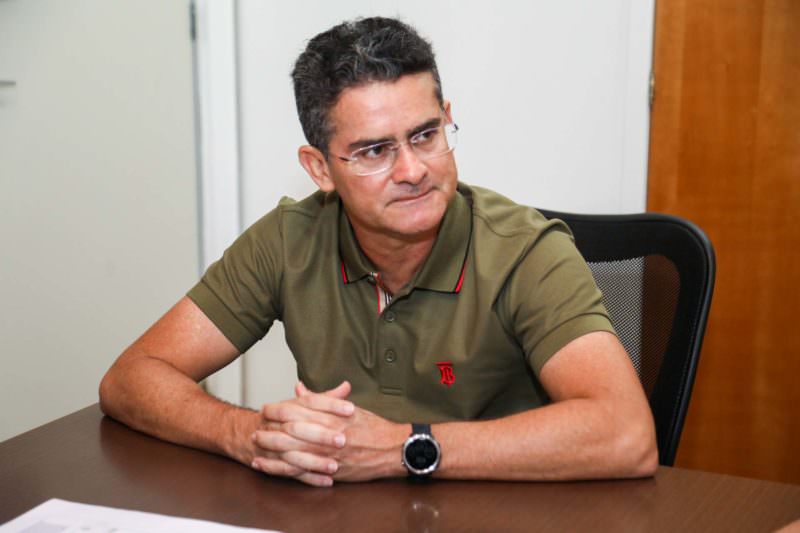 David Almeida quer aumentar auxílio alimentação dos servidores e pode ter excluído professores