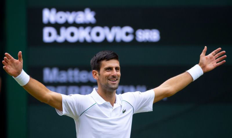 Djokovic ganha direito de ficar na Austrália após ser barrado por não se vacinar