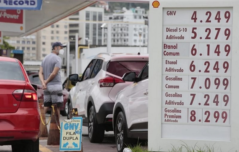 Gasolina subiu cerca de 46% nos postos em 2021, segundo ANP