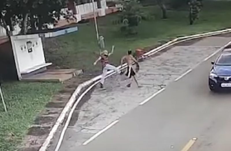 Assaltante esfaqueia vítima ao roubar celular; veja vídeo