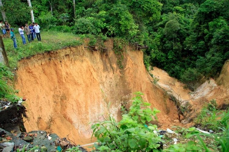 Sem serviço de drenagem, crateras crescem e ameaçam ‘engolir’  Manaus