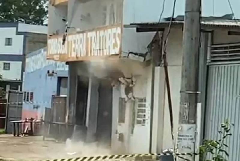 Vídeo: prédio de cinco andares desaba e deixa 50 pessoas desabrigadas