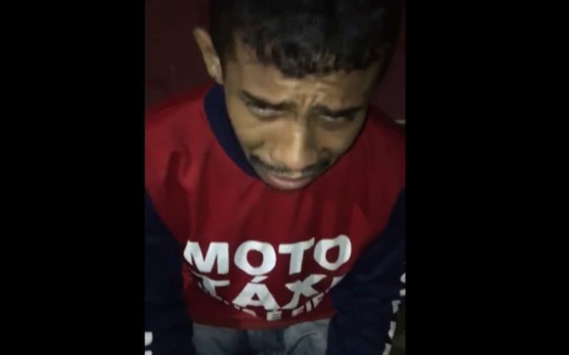 Traficante espanca jovem suspeito de roubar a própria mãe; veja vídeo