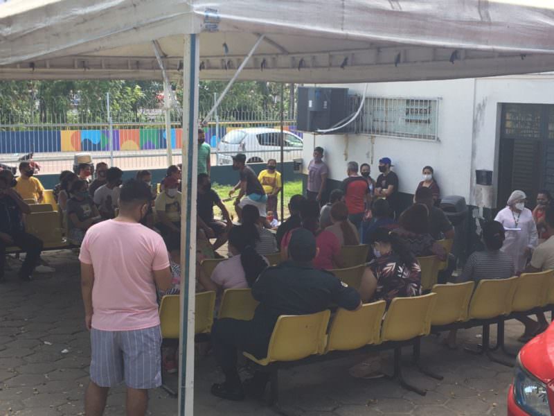 Enquanto David Almeida curte férias, UBS aglomera pacientes sem atendimento em Manaus