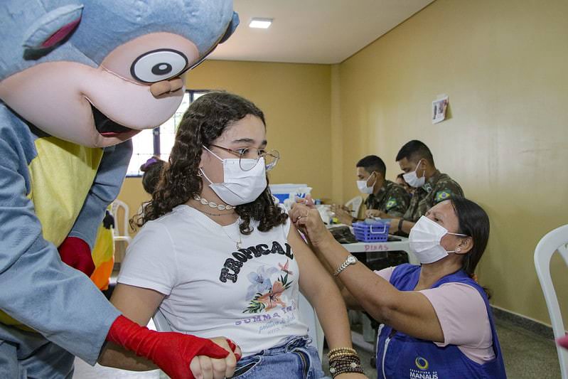 Crianças a partir de 6 anos sem comorbidades começam a ser vacinadas contra covid nesta quinta-feira