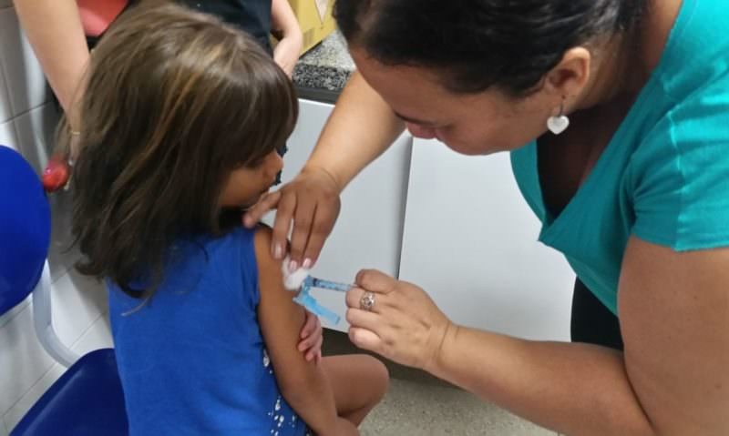 Especialistas garantem: vacina da covid raramente provoca reações em crianças