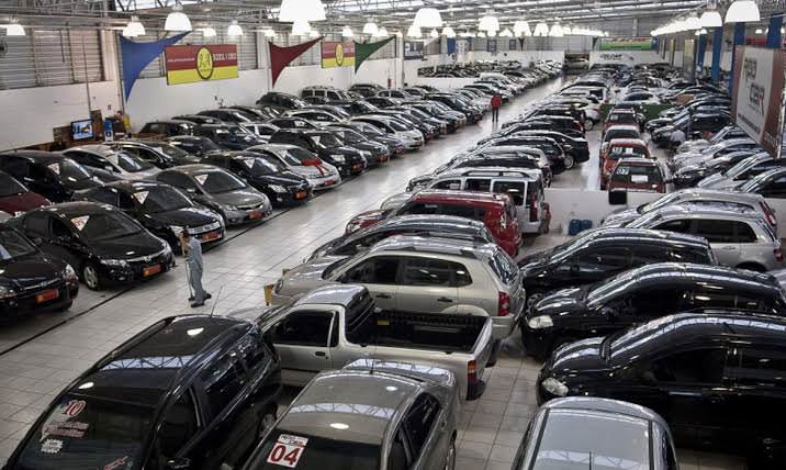 Bolsonaro prorroga isenção de IPI na compra de carro por taxistas e PCD