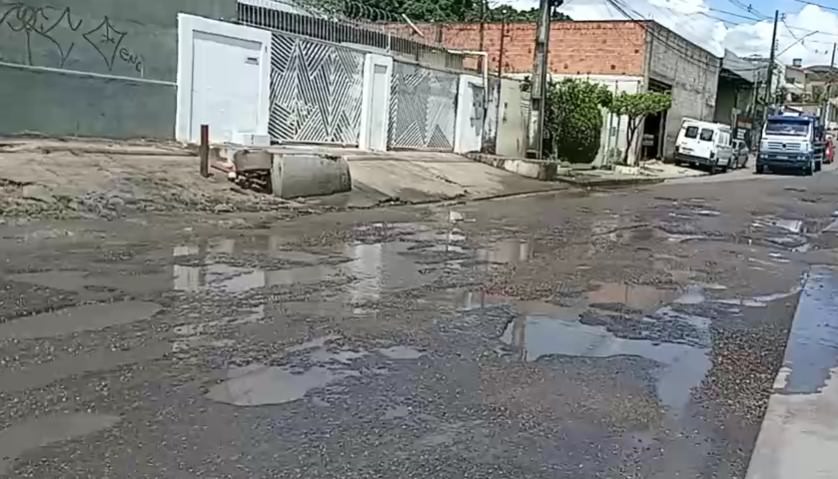 FLUTUANTES / Ruas esburacadas