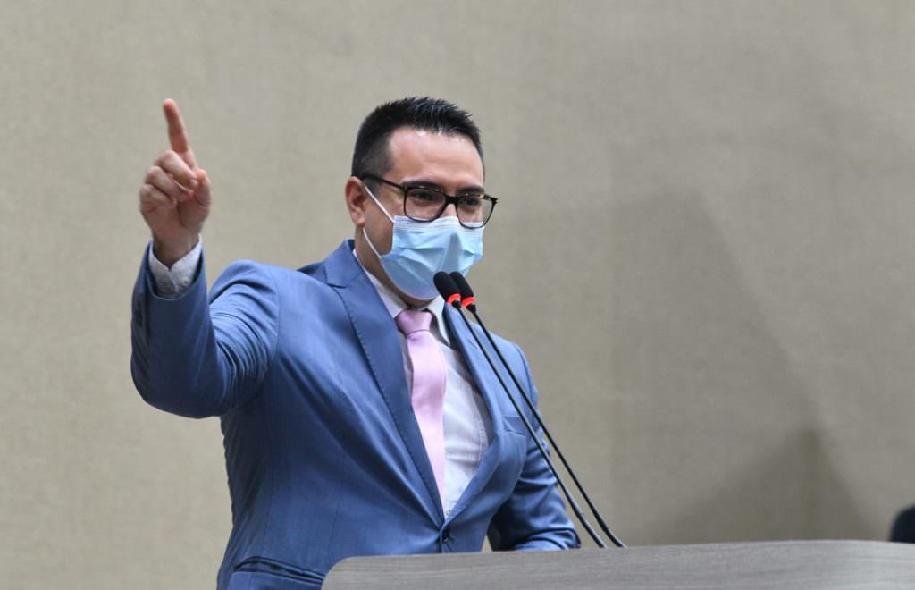 Rodrigo Guedes usa meme para criticar Cotão: 'aumento imoral'