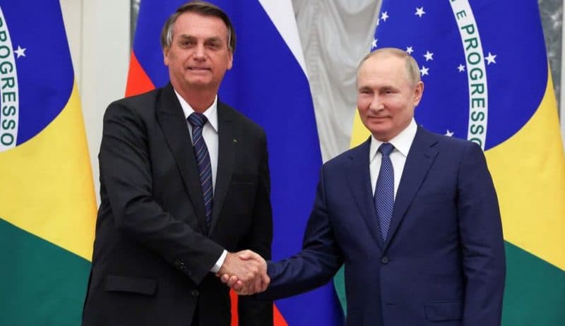 Bolsonaro conversa com Putin por telefone e prevê 'guerra do bem contra o mal' no Brasil