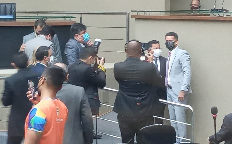 David Almeida e Reis confraternizam com o petista Sinésio na Aleam