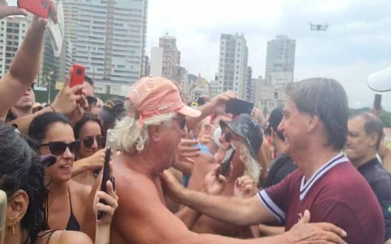 Bolsonaro curte praia no feriadão de Carnaval e faz a festa dos apoiadores