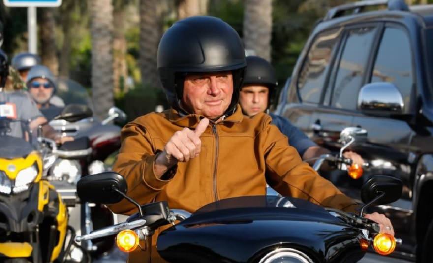 Bolsonaro tira folga e aproveita o domingo para passear de moto no DF