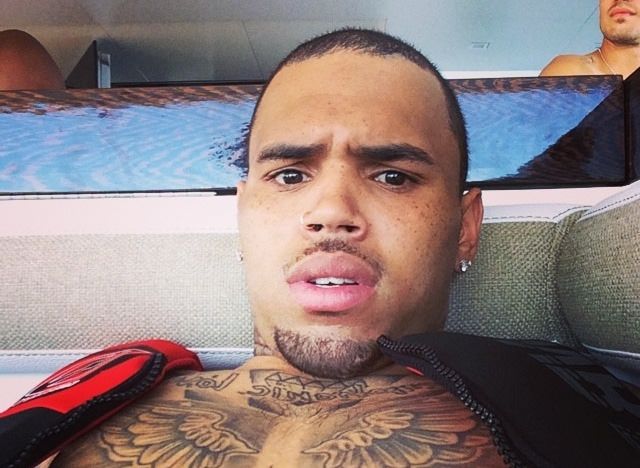 Cantora acusa Chris Brown de estupro e pede R$ 108 milhões por danos