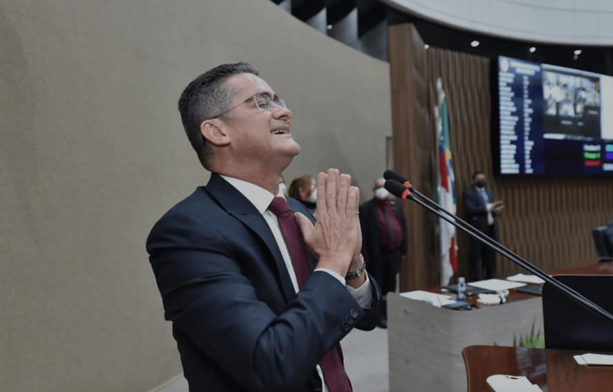 David Almeida edita norma que proíbe parlamentares de pedir informações da prefeitura