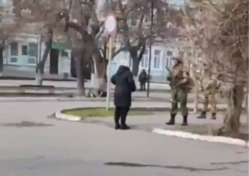 ucraniana enfrenta soldado russo