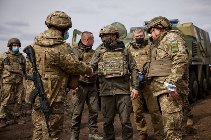 Ucrânia distribui armar para civis e veteranos