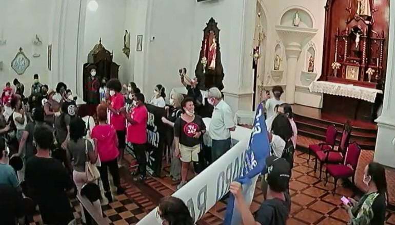 Vereador do PT e esquerdistas invadem igreja Católica em protesto; veja vídeo