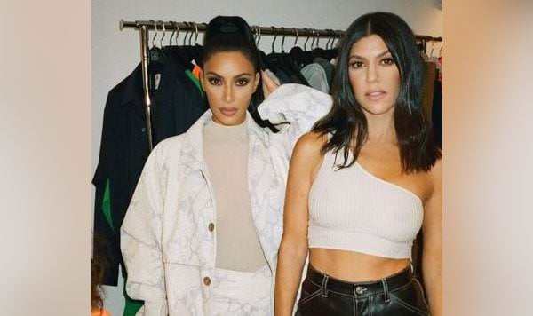 Kourtney presenteia Kim Kardashian com vibrador e líquido sexual