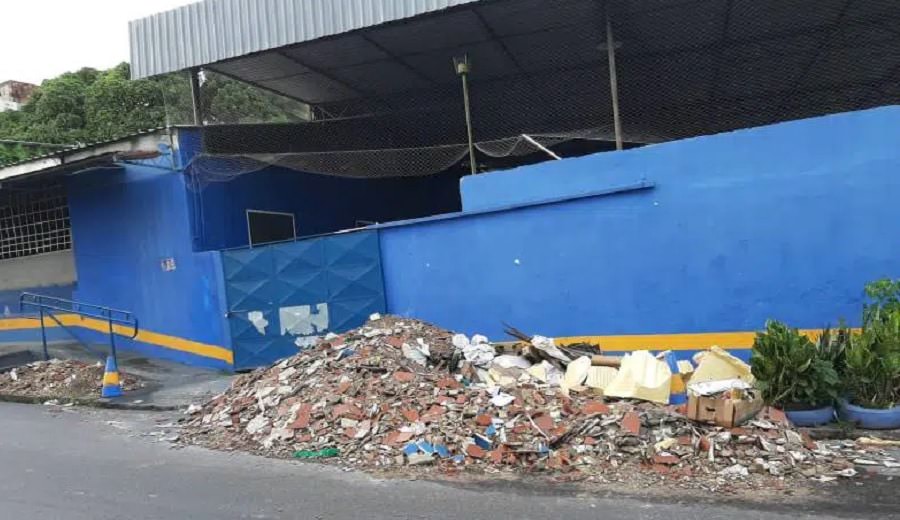 Lixo de reforma de escola é deixado na rua e causa transtorno a moradores do Petrópolis