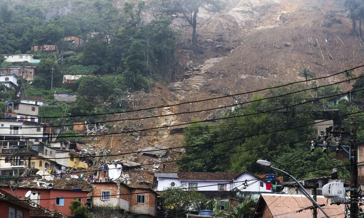 Com centenas de mortos, Petrópolis volta a enfrentar chuvas e alagamentos