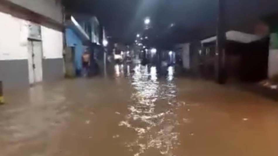 Desamparo: vídeo mostra moradores tentando conter água da chuva em Manaus
