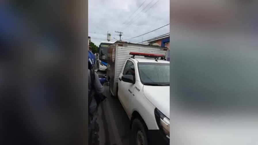 Suspeito de assaltante morre esmagado por roda de ônibus em Manaus