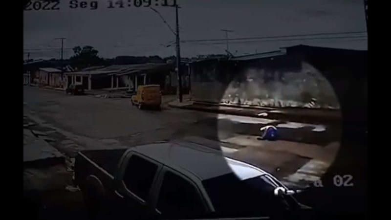 Vídeo: funcionário dos Correios pula do carro durante assalto em Manaus