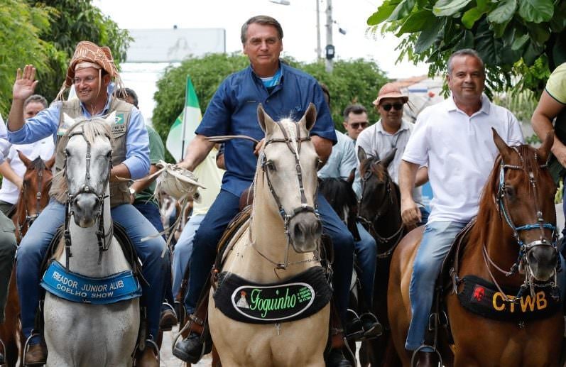 Bolsonaro troca moto por jegue e diz que ‘não tem poder’ sobre preços cobrados pela Petrobras