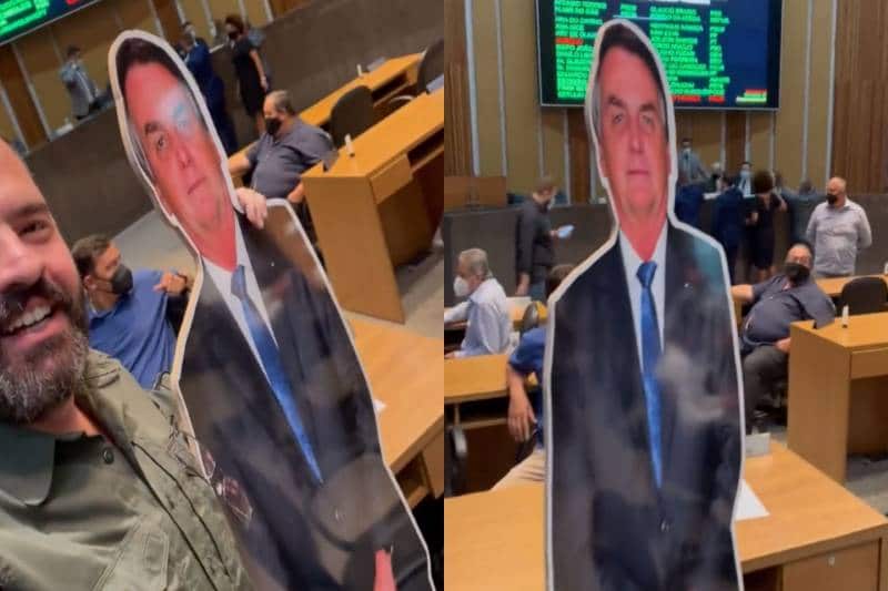 Vereador de SP leva Bolsonaro de papelão para afrontar petistas em plenário