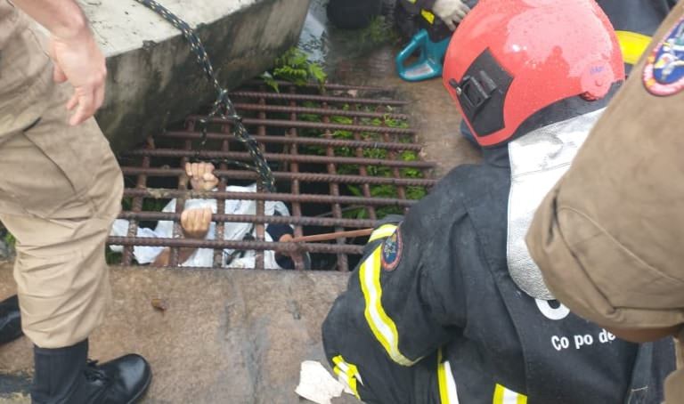 Homem escorrega, cai na tubulação de esgoto e se salva agarrado à grade do bueiro em Manaus